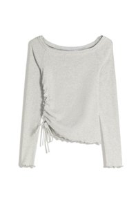 Top din tricot gri deschis, cu mânecă lungă și model elastic, guler tip bărcuță, laturi plisate cu șnur și tivuri și manșete cu margine ondulată.