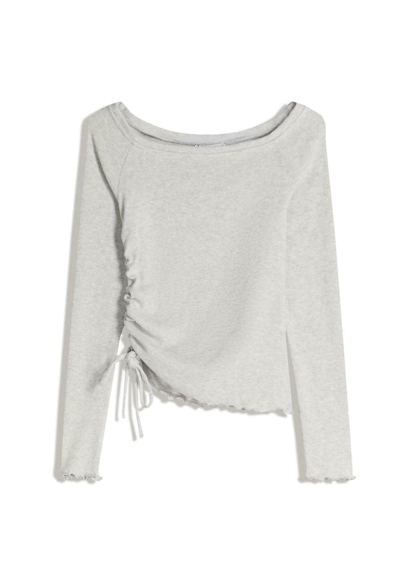 Top din tricot gri deschis, cu mânecă lungă și model elastic, guler tip bărcuță, laturi plisate cu șnur și tivuri și manșete cu margine ondulată.