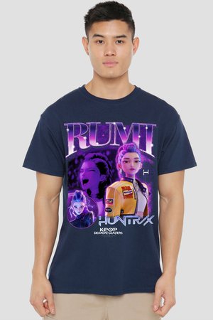 Mann trägt marineblaues T-Shirt mit lila und gelbem Grafikdruck, der die animierte Figur "Rumi" und den Text "Huntr X Kpop Demon Hunters" zeigt.