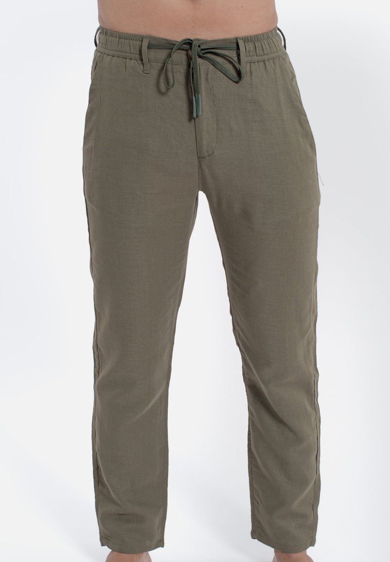 Olivine lniane spodnie dresowe z elastycznym pasem, regulowanym sznurkiem, bocznymi kieszeniami oraz zwężanym krojem nogawek.