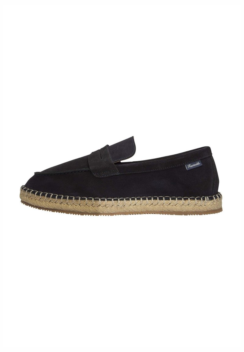 Espadrilla nera in suede con forma piatta, punta tonda e suola in juta intrecciata. Presenta una fascia decorativa sul dorso del piede e dettagli di cucitura.