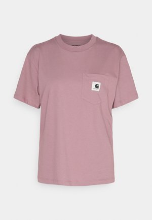 Kurzärmliges T-Shirt mit Rundhalsausschnitt aus zartem rosa Baumwollstoff, das eine aufgesetzte Tasche mit einem Logolabel auf der linken Brustseite aufweist.