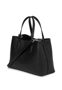 Μαύρη δερμάτινη τσάντα χειρός με δύο επάνω χερούλια και αποσπώμενο ιμάντα ώμου, εμφανίζεται γωνιακά με λεπτομέρειες από ασημένιο υλικό.