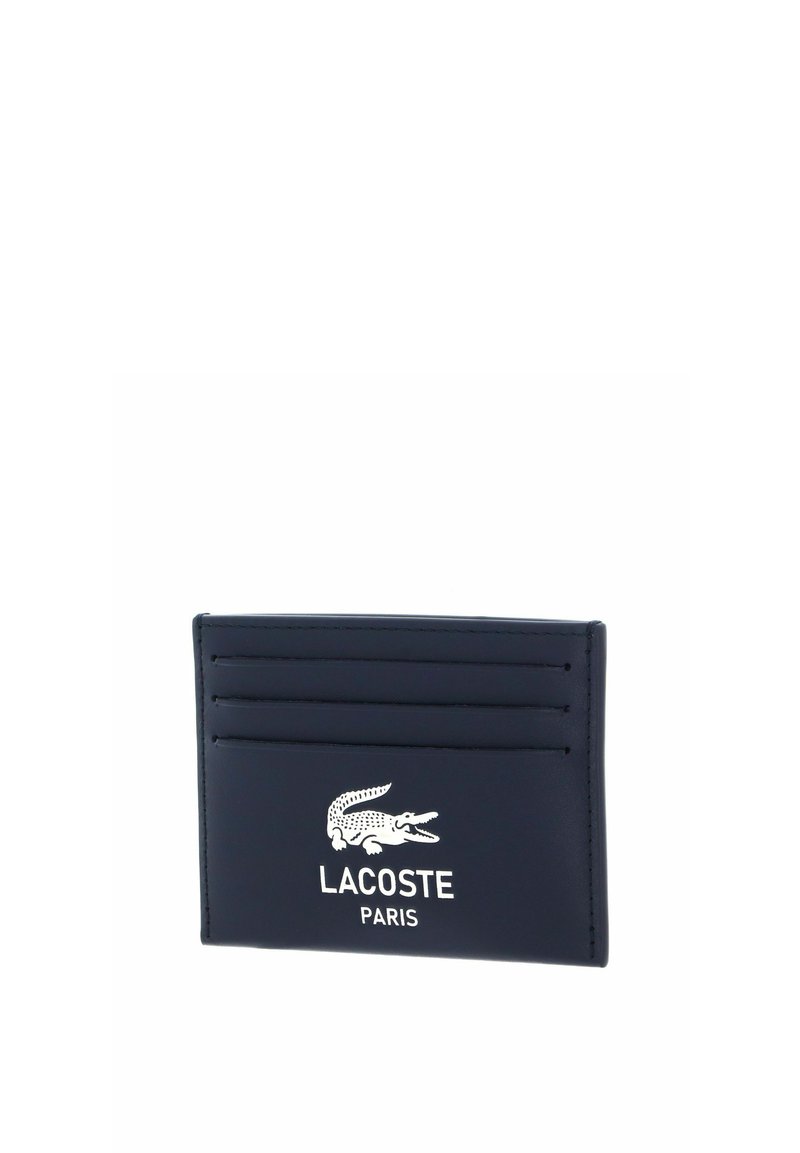 Schwarzer Kartenhalter mit drei Kartenfächern, versehen mit einem weißen Krokodil-Logo und dem Schriftzug „LACOSTE PARIS“ auf der Vorderseite.