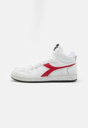 Sneaker alta bianca con logo rosso, dettagli perforati, colletto imbottito e suola testurizzata. Design classico realizzato in materiale in pelle resistente.