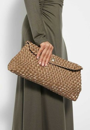Pochette tissée couleur brun clair, présentant une finition texturée, une fermeture à rabat plié et un accent décoratif en métal argenté.