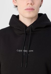 Calvin Klein Jeans MONOLOGO HOODIE - Pulover s kapuco - black