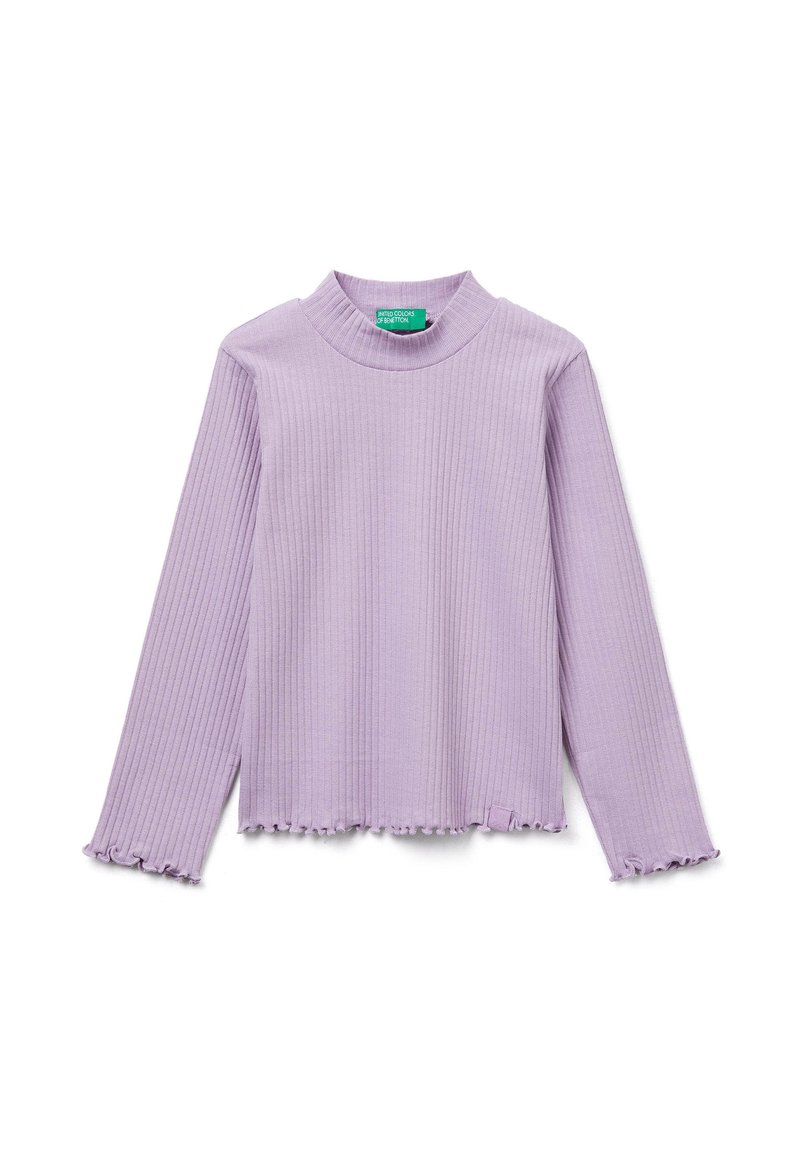 Lila geripptes Langarmshirt mit einem Stehkragen und fransigem Saum. Hergestellt aus einem weichen Material, mit strukturiertem Stoff und einem taillierten Design.