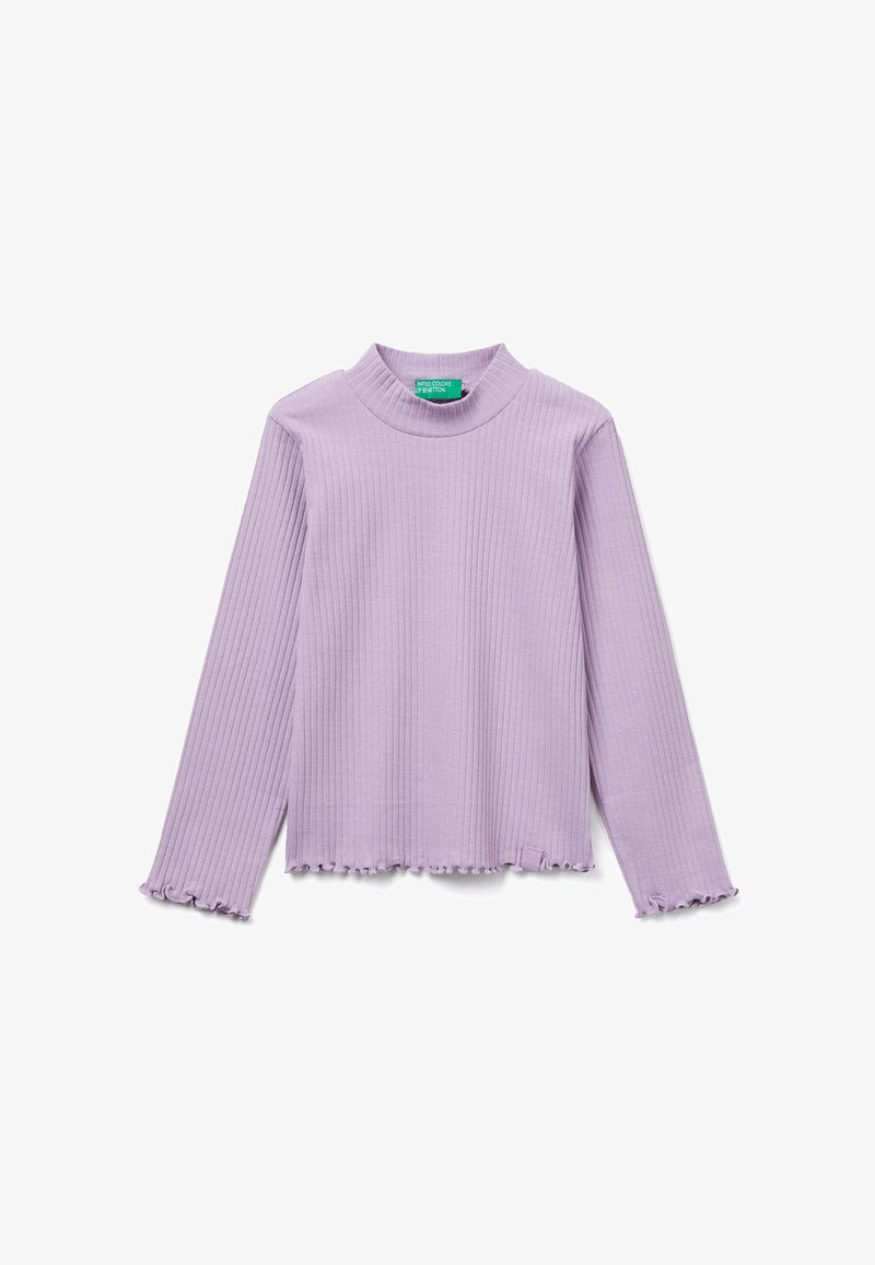 Lila geripptes Langarmshirt mit einem Stehkragen und fransigem Saum. Hergestellt aus einem weichen Material, mit strukturiertem Stoff und einem taillierten Design.