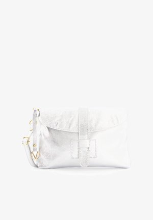 Sølvmetallic clutchtaske med klaplukning, glat tekstur, dekorativ remdetalje og justerbar skulderrem.