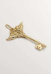 Llave decorativa de oro con un lazo ornate y en espiral y un eje recto, que presenta un extremo cortado único. Superficie suave con acabado brillante.