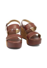 Sandali platform marroni con due ampie cinghie, un tacco a zeppa con texture di sughero e una finitura in pelle liscia con design aperto sulla punta.