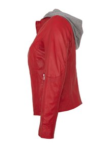 Rote Lederjacke mit grauer Kapuze, mit einem taillierten Design, glatter Textur, seitlichem Reißverschlusstaschen und genähten Details an den Schultern.