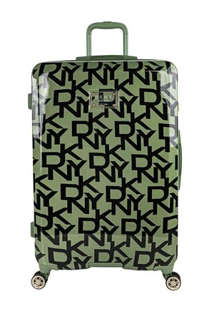 Maleta rígida verde con patrón repetido de logotipo "DKNY" en negro, asa telescópica, cuatro ruedas giratorias y placa metálica de la marca en el frontal.