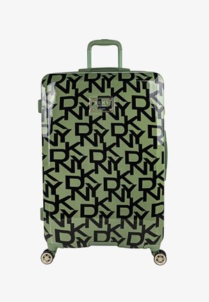 Maleta rígida verde con patrón repetido de logotipo "DKNY" en negro, asa telescópica, cuatro ruedas giratorias y placa metálica de la marca en el frontal.
