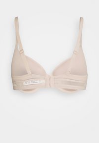 Soutien-gorge beige de forme triangulaire, en tissu lisse, avec des bretelles réglables et un fermoir à crochet, présentant de subtils détails de quincaillerie.