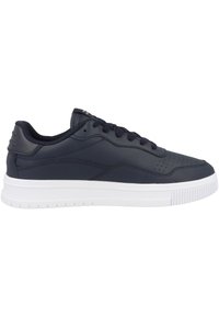Sneaker in pelle blu navy con suola in gomma bianca, caratterizzato da punta arrotondata, dettagli perforati sulla tomaia e lacci piatti.