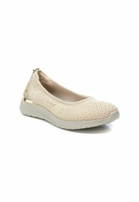 Bailarinas de punto color beige claro con un upper texturizado, puntera redondeada y suela acolchada. Presentan un detalle metálico en el tacón.