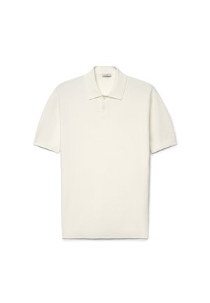 Kurzärmeliges weißes Poloshirt mit Kragen und Dreiknopfleiste, flach auf weißem Hintergrund präsentiert.