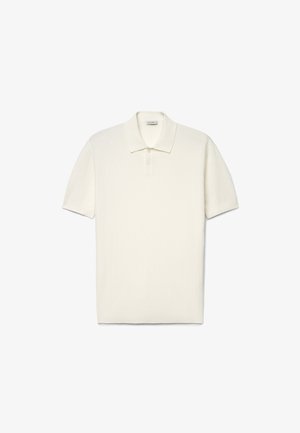 Kurzärmeliges weißes Poloshirt mit Kragen und Dreiknopfleiste, flach auf weißem Hintergrund präsentiert.