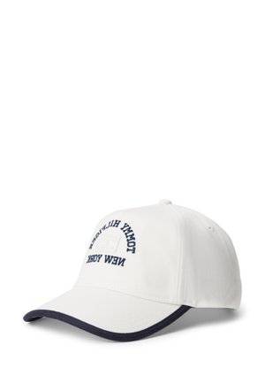 Casquette de baseball blanche avec bordure bleu marine et texte brodé "Tommy Hilfiger New York" en bleu marine sur le panneau avant.