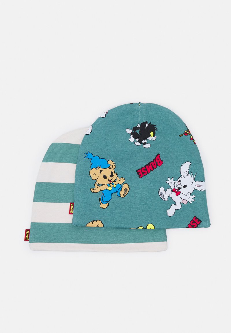 Dois gorros; um em azul-água com personagens de desenhos animados e texto, o outro em creme com riscas verdes. Tecido suave, design versátil e gráficos divertidos.