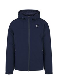 Marine blauwe gewatteerde jas met een capuchon, ritssluiting aan de voorkant en logodetail. Beschikt over elastische manchetten en twee zijzakken. Soepele textuur, lichtgewicht ontwerp.