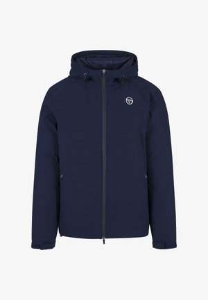 Námořnická prošívaná bunda s kapucí, předním zipem a detailem loga. Má elastické manžety a dvě boční kapsy. Hladká textura, lehký design.