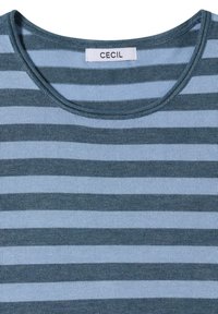 Chemise en maille à rayures horizontales bleues et gris foncé avec un col rond et une étiquette blanche indiquant "CECIL" à l'intérieur du col.