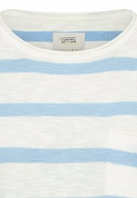 Hvid og lyseblå horisontalt stribet striktrøje med rund halsudskæring og en lille brystlomme på højre side.