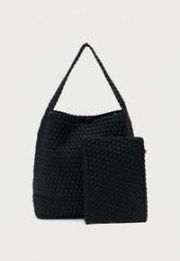Μαύρη υφαντή τσάντα χειρός με υφή στην επιφάνεια και μια ταιριαστή υφαντή θήκη. Διαθέτει δομημένο σχήμα και ένα μόνο πλεκτό λουράκι.