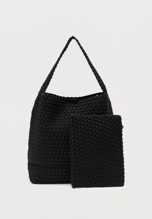 Sac à main noir tissé avec une surface texturée et une pochette assortie tissée. Présente une forme structurée et une sangle unique tressée.
