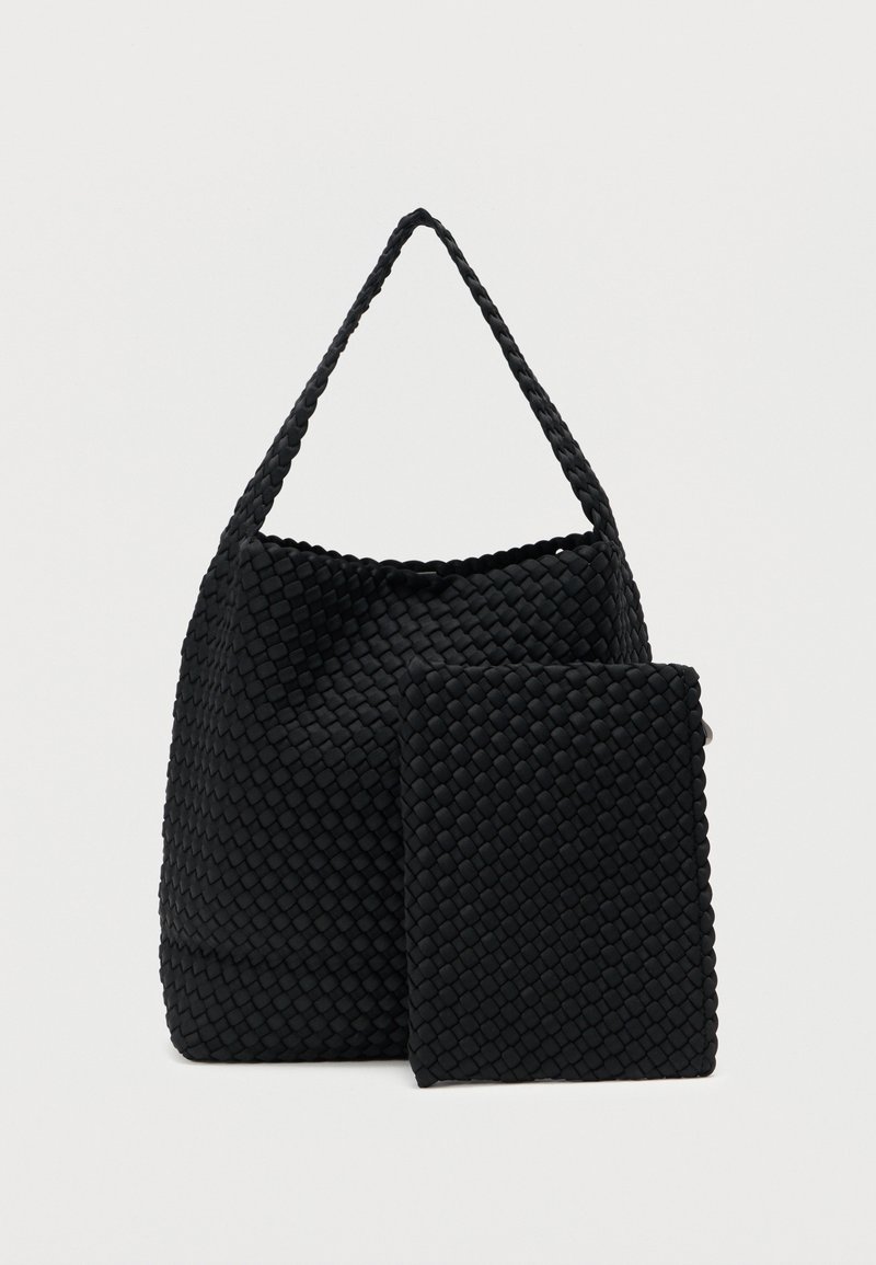 Μαύρη υφαντή τσάντα χειρός με υφή στην επιφάνεια και μια ταιριαστή υφαντή θήκη. Διαθέτει δομημένο σχήμα και ένα μόνο πλεκτό λουράκι.