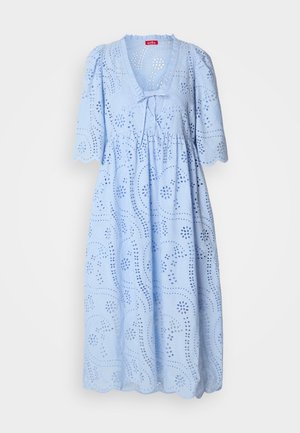 Abito di un blu chiaro con un taglio morbido, maniche a palloncino corte, scollatura a V, motivo ad occhio di pernice e orlo scalloppato, realizzato in morbido cotone testurizzato.