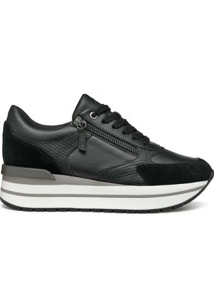 Sneaker nera in pelle con pannelli testurizzati, cerniera laterale, lacci piatti e suola chunky bianca con banda grigia. Disegnata per il comfort.