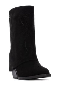 Bota de tobillo de ante negro con una forma ligeramente contorneada, patrón de costuras decorativas y un tacón bajo de madera texturizada.