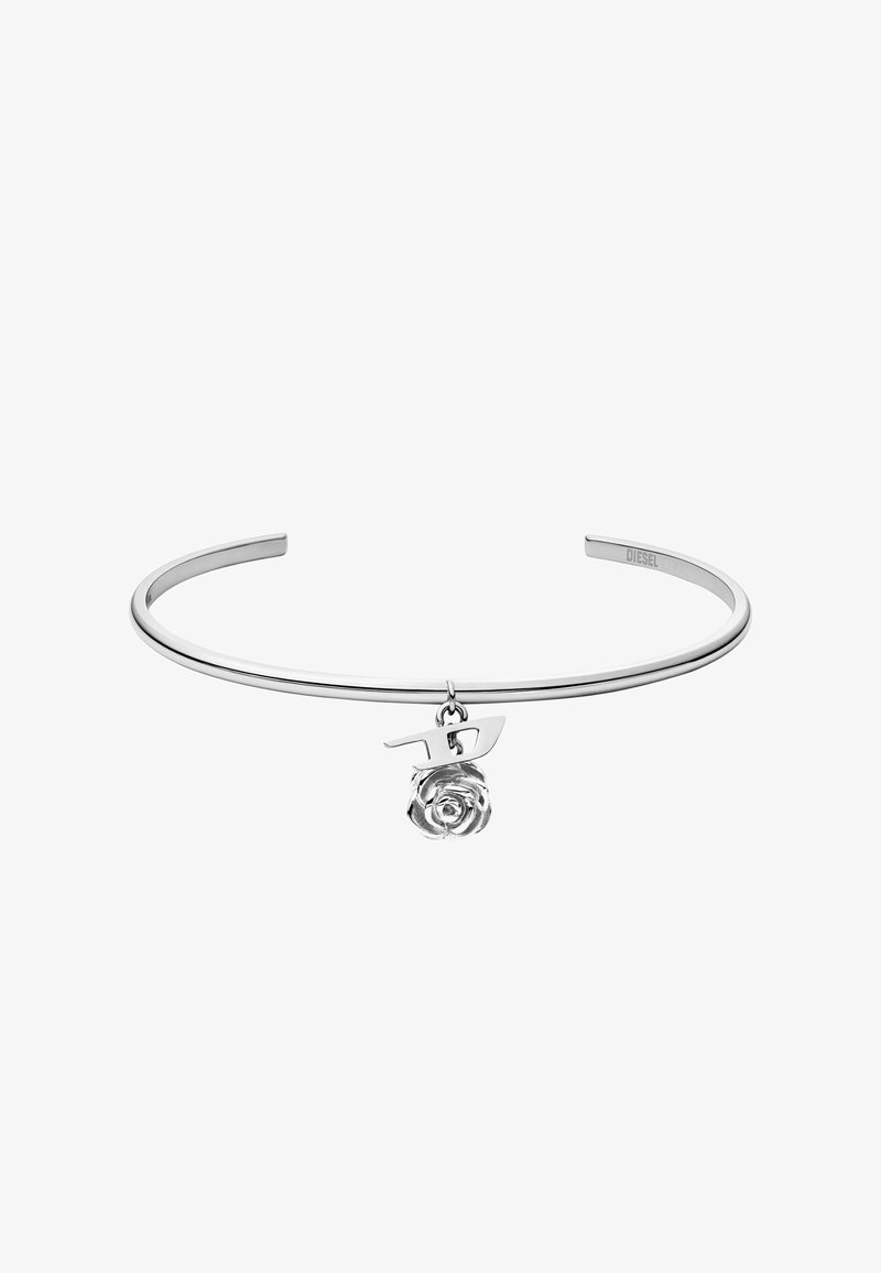 Bracelet jonc en argent avec un charme en rose et des détails en métal, finition lisse et design minimaliste pour une apparence élégante.