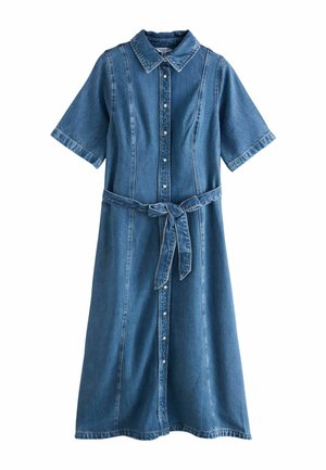 Niebieska sukienka z denimu o długości do połowy uda, z krótkimi rękawami, guzikami z przodu, kołnierzykiem i dopasowanym paskiem z tego samego materiału przewiązanym w talii.