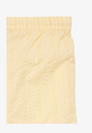 Tissu jaune clair avec de fines rayures verticales blanches et une ceinture élastique, probablement une partie d'un vêtement.