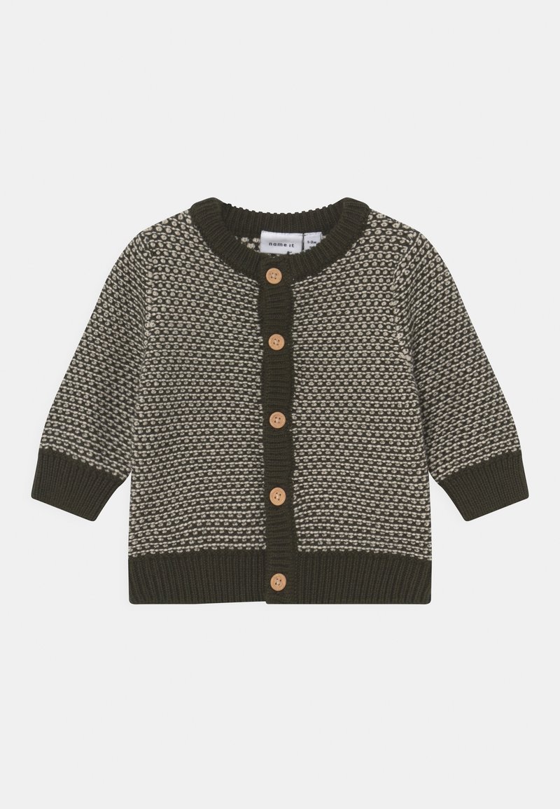 Cardigan bébé boutonné avec motif tricoté vert foncé et gris clair, poignets et ourlet côtelés, et boutons ronds en bois sur le devant.