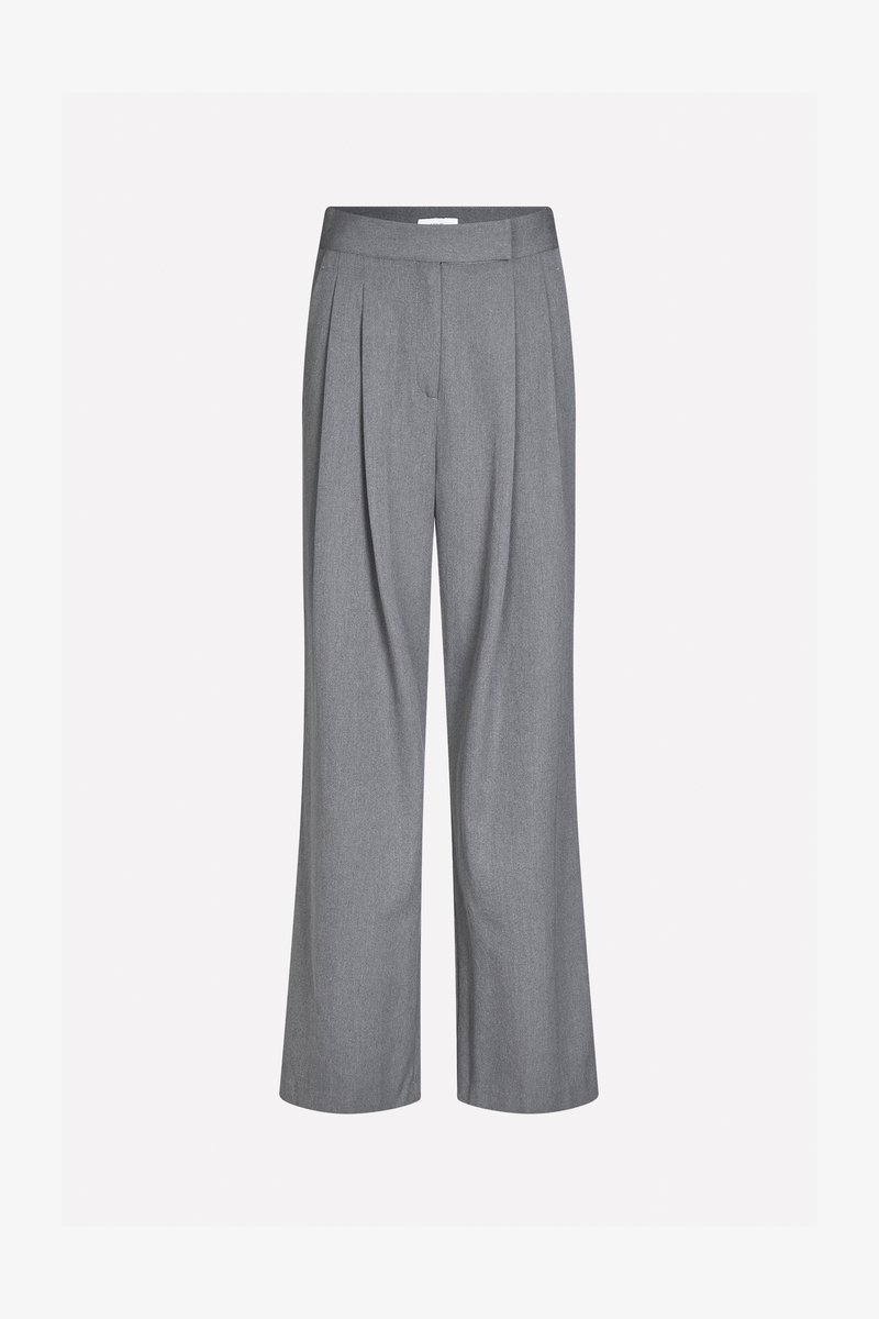 Pantalons gris à jambes larges avec une taille plate, des plis verticaux et une texture lisse, conçus dans un tissu léger et tissé.