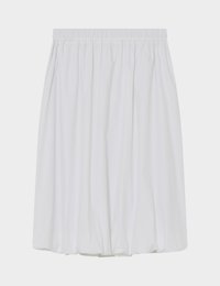 Λευκή μίντι φούστα με ελαστική μέση και ραμμένη κάτω όψη που δημιουργεί έναν φουσκωτό σιλουέτα, εμφανιζόμενη σε απλό φόντο.