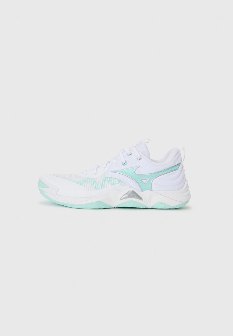 Chaussure de sport blanche avec tige en mesh et accents vert menthe. Présente un bout arrondi, un design à lacets et une semelle texturée.