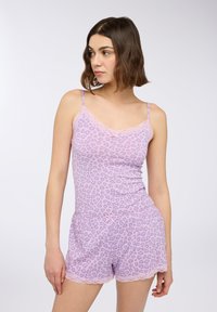 Set da notte con stampa leopardata viola e dettagli in pizzo. Include una canotta aderente con spalline sottili e pantaloni corti abbinati con orlo ondulato.