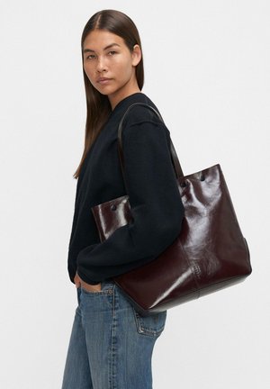 Borsa a spalla in pelle bordeaux con texture liscia e finitura lucida. Presenta due manici superiori e una forma strutturata.