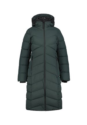Lungo cappotto imbottito di colore verde scuro, caratterizzato da motivi a chevron, un colletto alto, chiusura frontale con zip e due tasche laterali con zip.