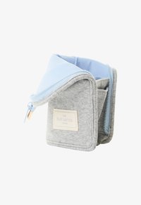 Grå stoff lagringspose med lys blå innside, glidelås lukking og et etikett, i firkantet form og subtil ribbet tekstur.