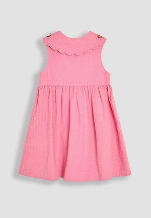 Roosa puuvillane kleit lainelise kraega ja lillekirjadega õlgadel. Laienev seelik tekstureeritud kangast. Kujutis tagant.