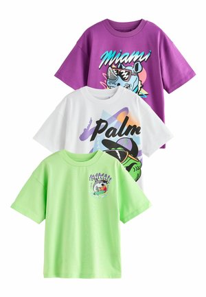 Három színes, rövid ujjú póló egymásra helyezve, mindegyiken Miami, Palm és Hawaii feliratok és rajzfilmszerű állatfigurák láthatók elöl.