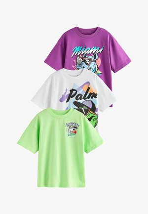 Három színes, rövid ujjú póló egymásra helyezve, mindegyiken Miami, Palm és Hawaii feliratok és rajzfilmszerű állatfigurák láthatók elöl.